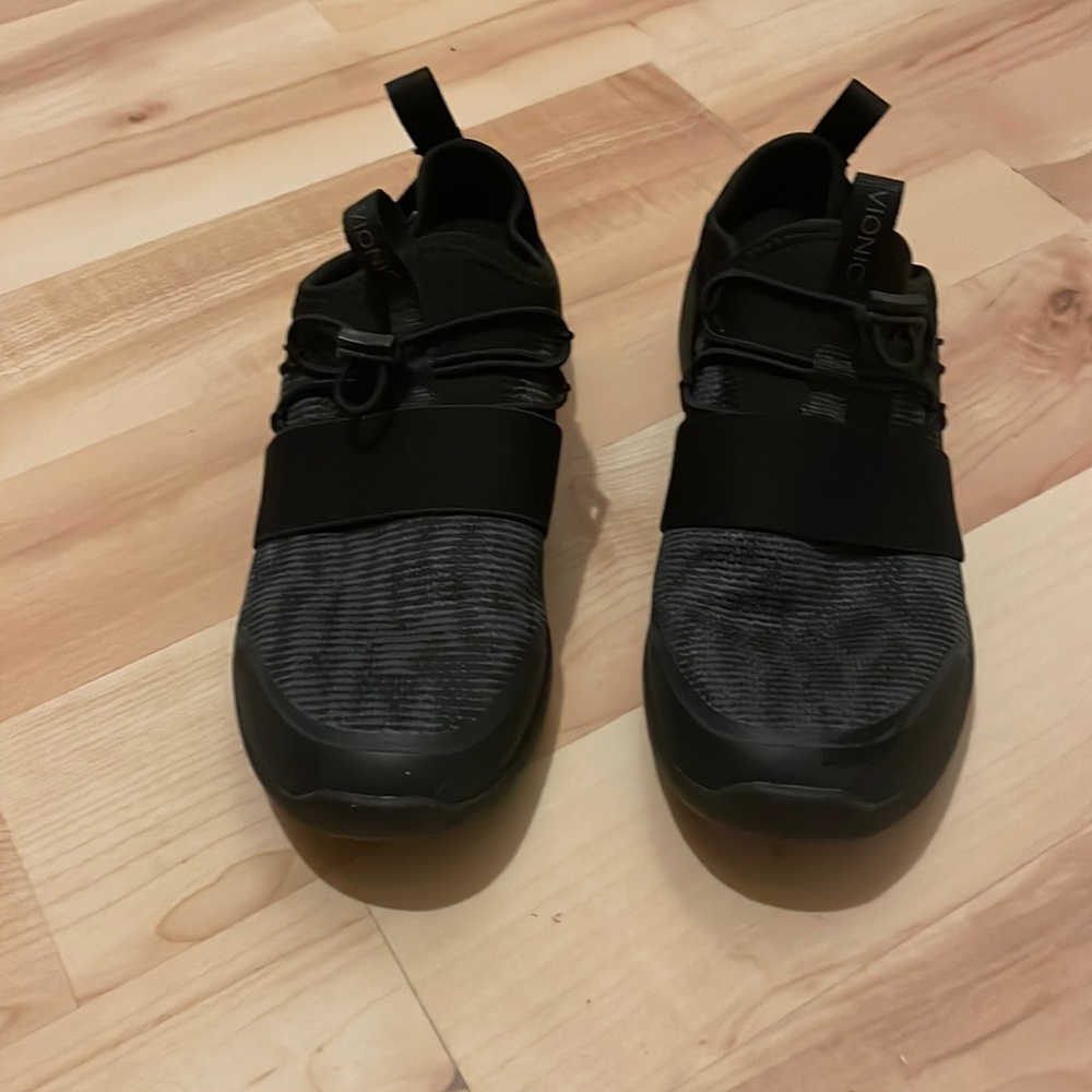 Vionic tennis shoe